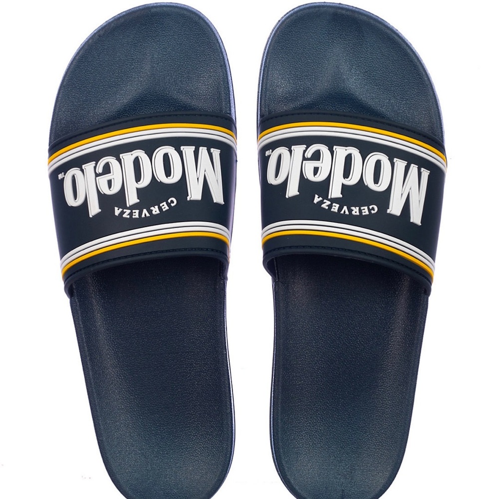 Cerveza modelo Mens beer slides navy blue and white